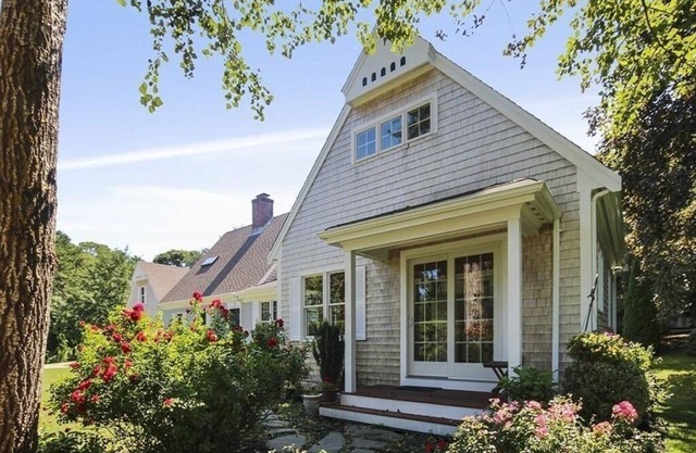 Walk to the beach at Little Pleasant Bay from this newly decorated cottage!