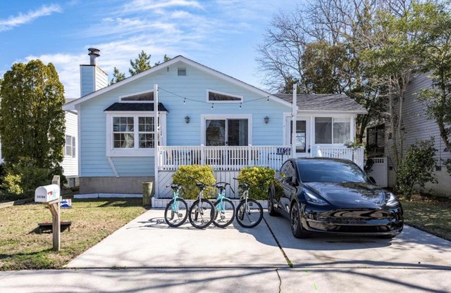 Walk to the Beach at the Blue House! EV Cgr, Pets!