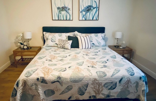 Walk to the beach! Comfortable 3-bedroom house in amazing Cocoa Beach sleeps 6.