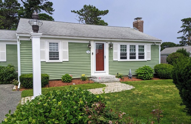 Walk to the beach- Completely renovated 3 bedrooms house, central A/C