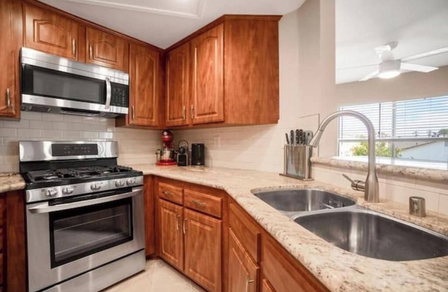 Walk To The Beach, Downtown, Restaurants, & More!