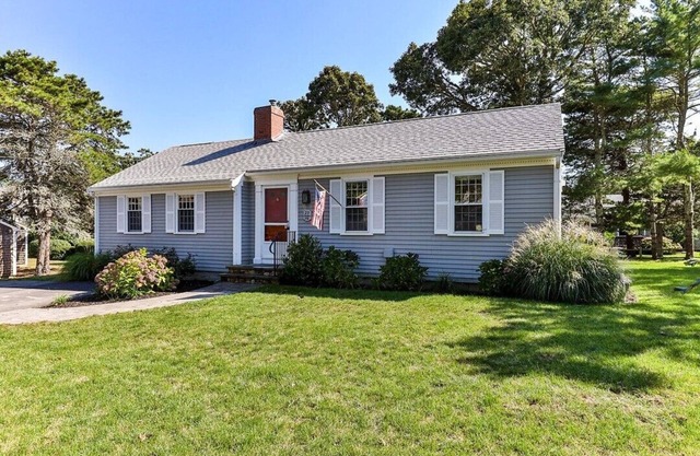 Walk to the beach! The Salty Breeze sleeps 10; updated house, bikes, beach toys!