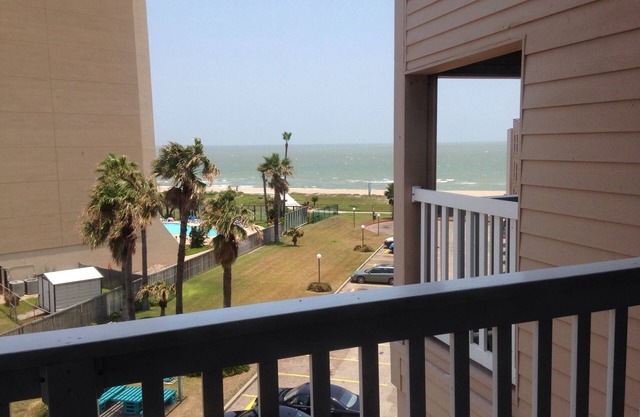 Gehen Sie zum Strand von dieser gemütlichen familienfreundlichen Wohnung @ TJ's Condo Rentals,