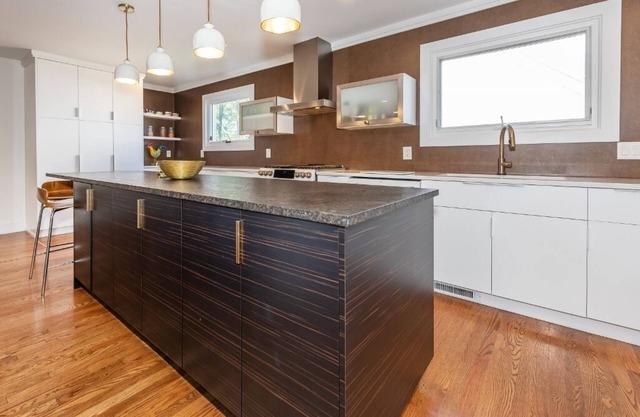 Stylish remodeled home one mile from U of M football stadium with Tesla Charger