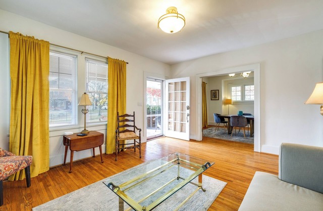 Walk to The Grandin Theatre: Roanoke Unit w/ Yard!