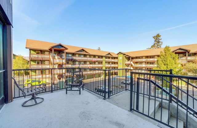 Walk to the Lake: Chelan Condo w/ Mtn Views!