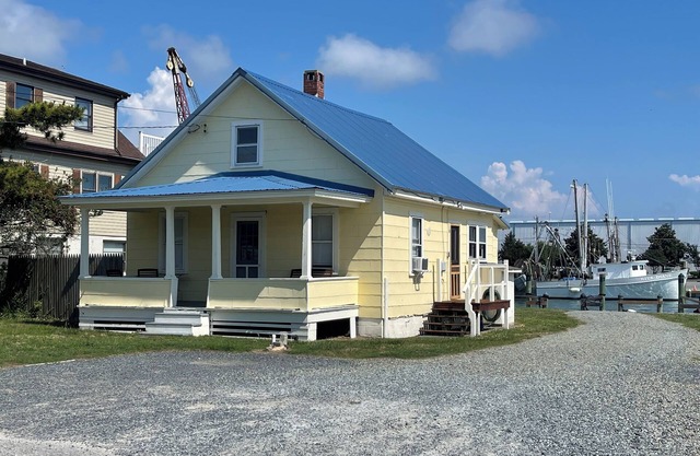 Walk to the Marinas & all the fun stuff! Cottage from the movie Ping Pong Summer