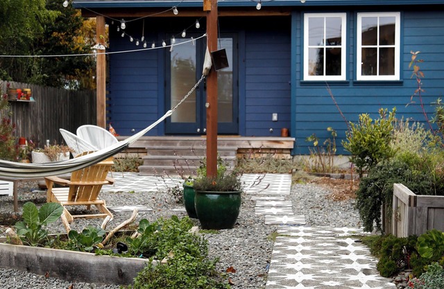 The Little Blue Bungalow - Walk to the Redwoods in charming Arcata