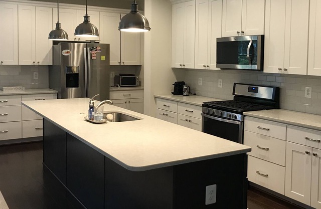 GEHEN SIE ZUM STADION! Wunderschönes, neu erbautes Haus mit 5 Schlafzimmern.