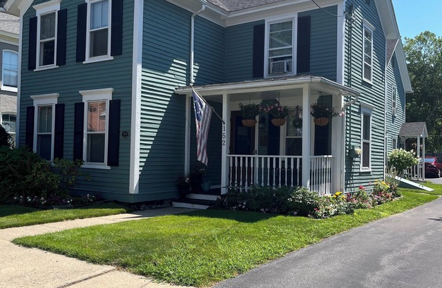 Walk to the track from your downtown Saratoga Apt