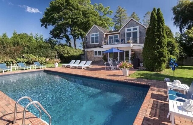 Walk to the Village! Charming modern farmhouse.