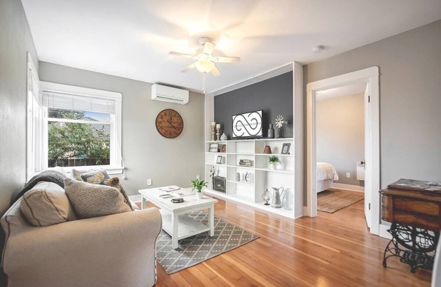 Walk to the waterfront! The Cozy Cottag
