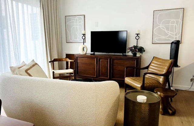 Walk to Town, 2 Bedrooms, MCM, Hearst Castle, Grocery and Antique Stores