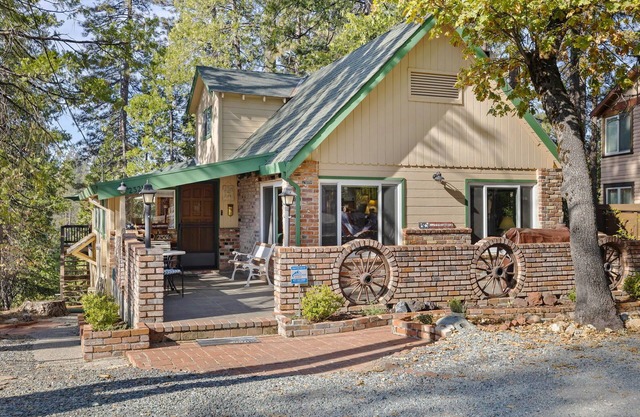 Walk to town, Lake access, Pet Friendly, King bed, Patio mountain views