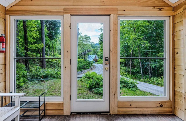 Walk to Trails & Village +Pets | Trailside Cottage