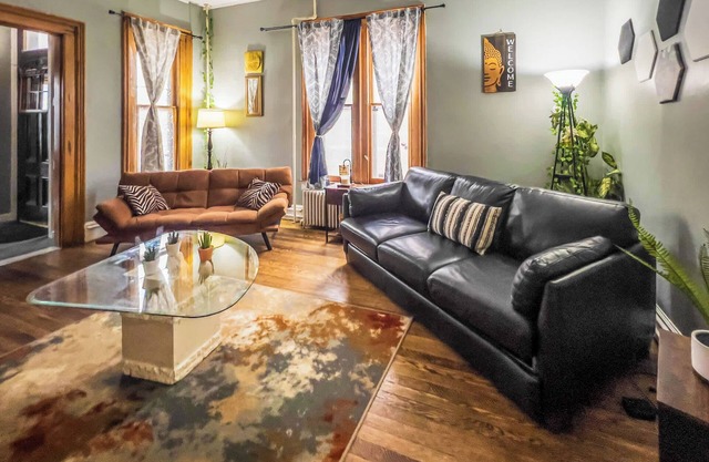 Walk to Trinity Hartford 2BR Gem Barry Square