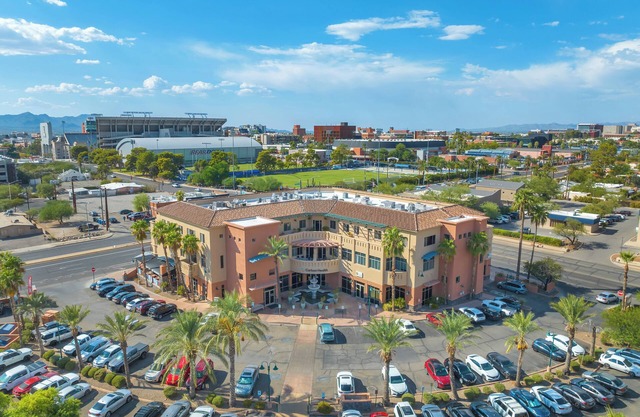 Walk to U of A, Local Eats, Free Parking