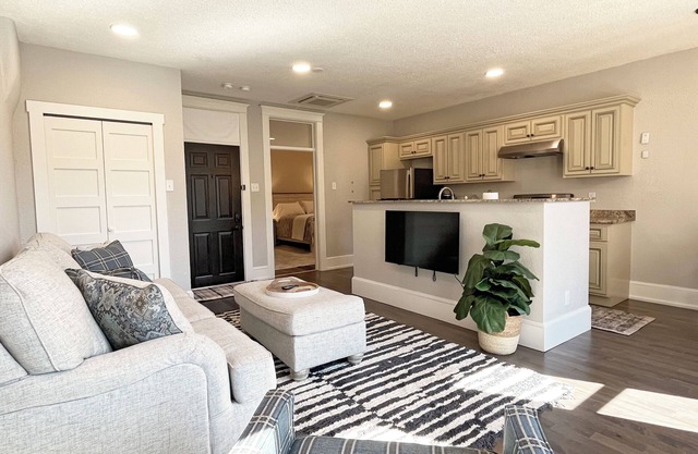 Walk to VA Hospital, Restaurants + More ~ Excellent for Traveling Professionals!
