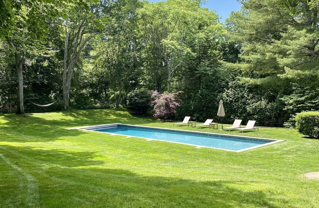 Gehen Sie zum Dorf East Hampton nach Hause - versteckt von belebten Hauptort und Straßen.