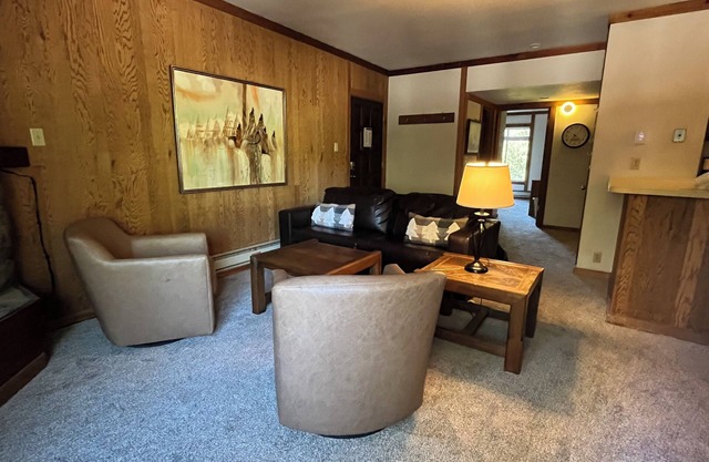 Ski in Ski out! Free parking! Fabulous, clean 2bdrm Palisades Tahoe condo w/WiFi