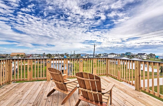 Walk to Water Family-Friendly Surfside Beach Home