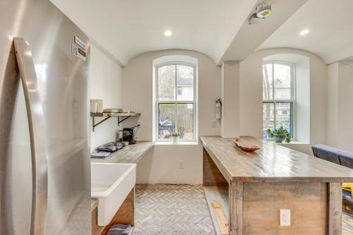 Walk to Waterfront Chic Hudson Valley Garden Apt