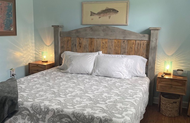 Walk to waterfront dining, shops, wine bar. 2 miles from I-95. No pet fee!