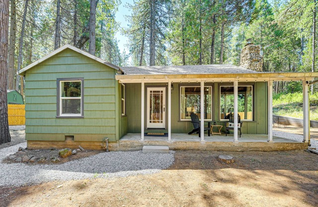 Walk to Winery: Cozy Cabin w/ Fire Pit in Murphys