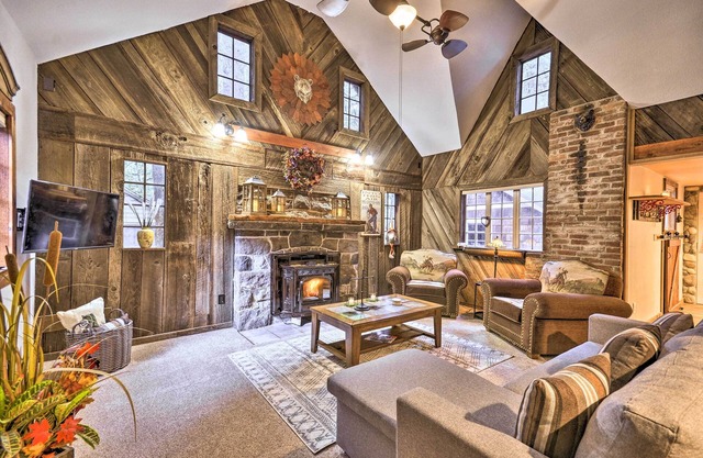 ‘The Sundance’ Cottage w/ Patio - Near Mt Hood!