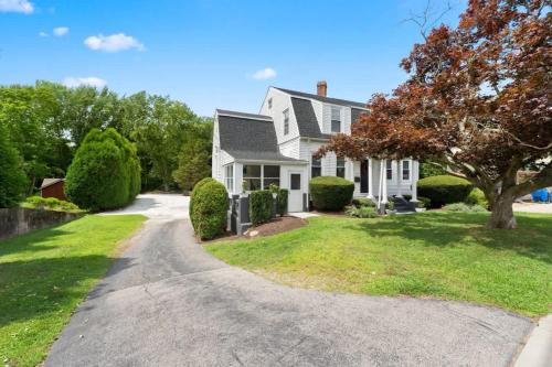 Walkable 4BR in Barrington Near Beach & Bike Path