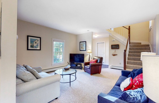 Walkable apartment with water view, washer/dryer & full kitchen