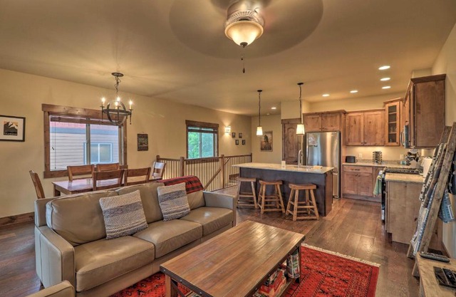 Walkable Bigfork Townhome Fish, Hike and Ski!