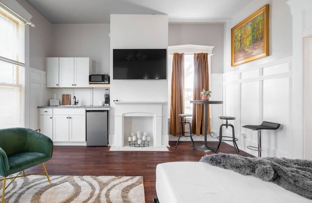 Walkable Downtown Getaway (FREE Bikes to use)