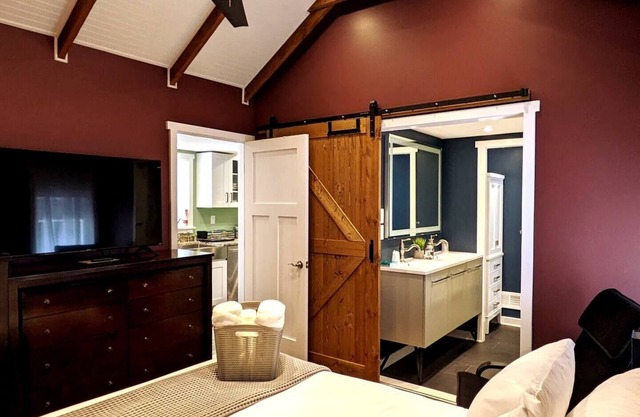 Walkable Elmwood Cottage, No Chores 2Bath 2BR 1Car