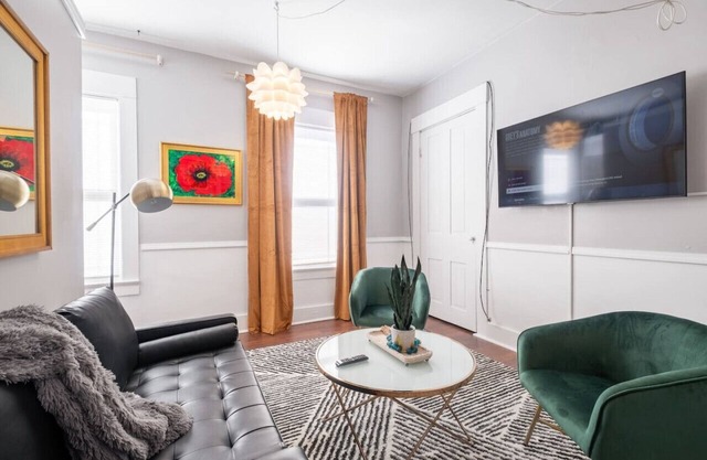 Walkable Historic Home (FREE Bikes to use)