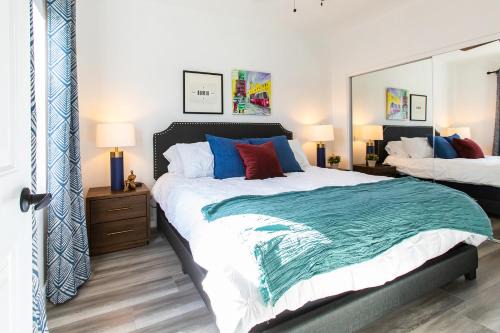 Walkable - Restaurants - Large Patio - Ac