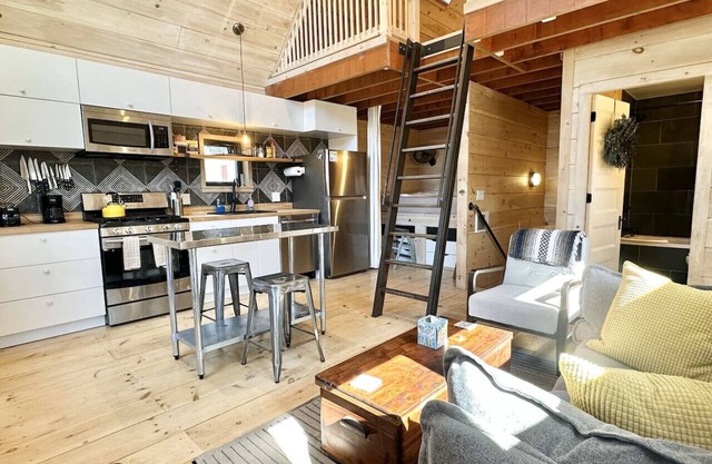 Cozy Pet Friendly Studio in the Heart of Downtown Bar Harbor [Sea Smoke]