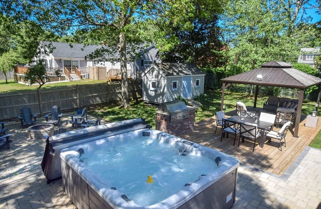 Walkable to beaches. Hot Tub and Dog Friendly!