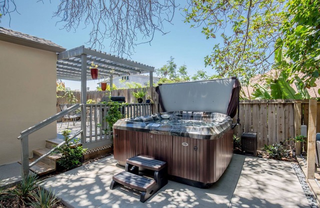 NEU Remodel Near Downtown, NEU Jacuzzi, Feuerstelle & Eingebauter Grill (F)