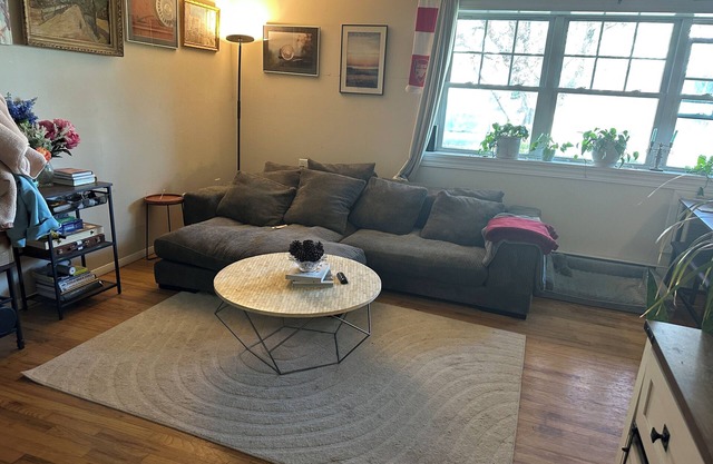 Walking distance to downtown and the track! chic one bedroom in Saratoga Springs