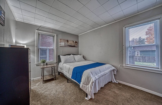 Walking Distance + Free Parking Village of Hamburg