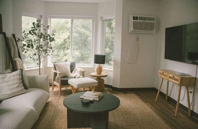 Walking Distance from Hospitals, Lake-walk and Restaurants