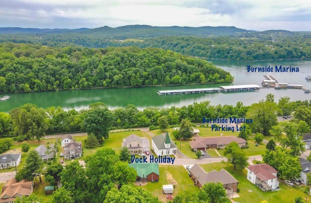 Walking distance to Burnside marina! Views of beautiful Lake Cumberland!