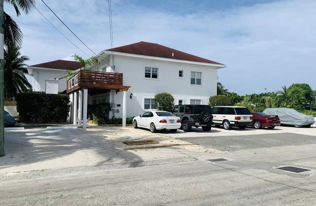 Walking distance to Smith Cove Beach, nearby restaurants, 7 min drive Camana Bay