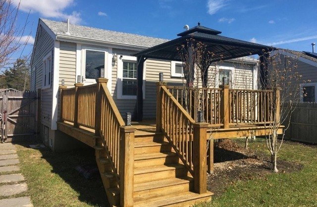 Walking distance to Private Beach! Charming Cottage North of Cape Cod.