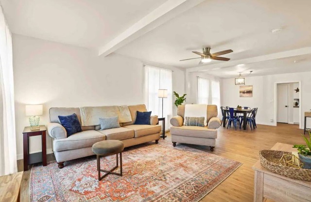 Walking distance to shops, restaurants, bars & more!