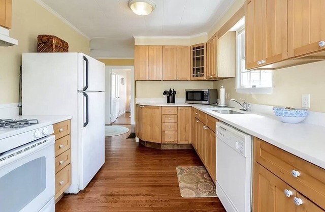 Walking distance to the Beach! Cottage with A/C, backyard patio, outdoor shower