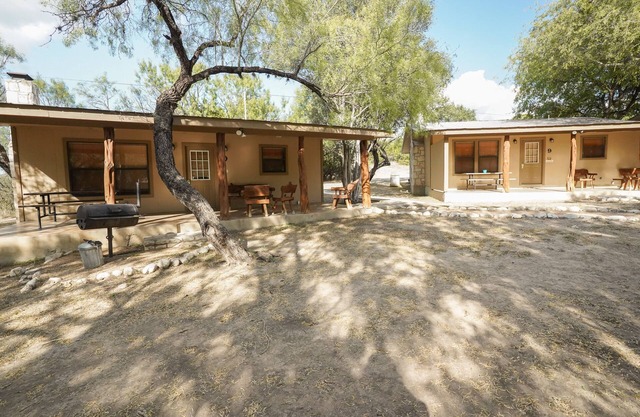Walking distance to the Frio River, access to shared pool