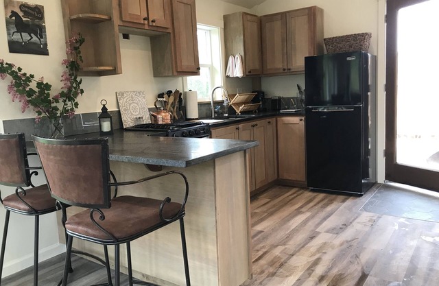 Walking Distance to the town of Vashon, fireplace, patio, bbq...