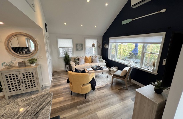 Walking-distance to town, shops, restaurants & ferry!